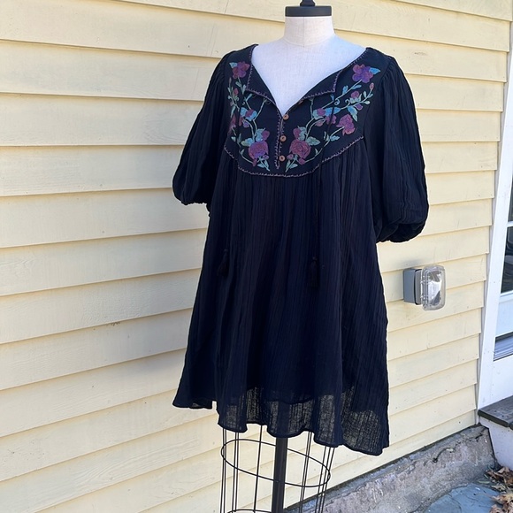 Free People FP embroidered peasant top tunic M black floral gauze - Picture 3 of 11